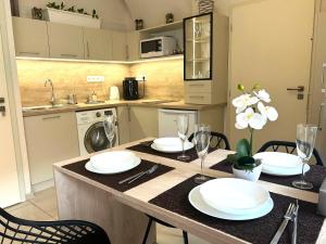 ブラチスラヴァにあるLEO Apartment Obchodna - Deluxのキッチン(テーブル、グラスワイン付)