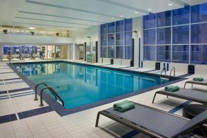 Bazén v ubytování Courtyard by Marriott Calgary Airport nebo v jeho okolí