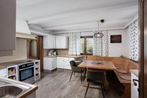 Kuchyň nebo kuchyňský kout v ubytování Alpine View Apartments