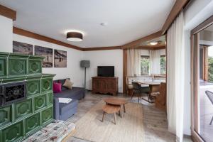 TV a/nebo společenská místnost v ubytování Alpine View Apartments