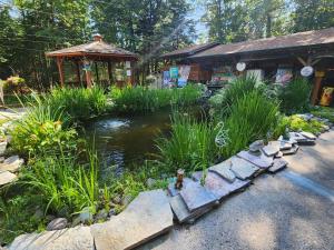 Κήπος έξω από το Springbrook Inn Hartwick Pines