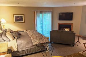 una camera da letto con un letto grande e un camino di Springbrook Inn East Room a Houghton Lake