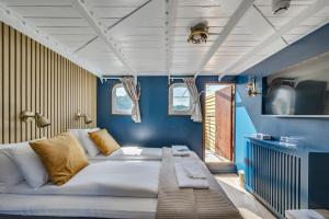 Mälardrottningen Yacht Hotel客房内的一张或多张床位