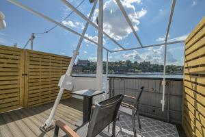 Mälardrottningen Yacht Hotel的阳台或露台