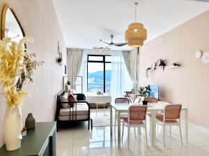 Kampong MakamにあるBeacon Executive Suites by WLのソファとテーブルと椅子のあるリビングルーム