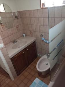 Koupelna v ubytování petit gîte de montagne avec jardin et terrasse + 14 fotografií