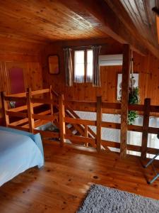 Postel nebo postele na pokoji v ubytování petit gîte de montagne avec jardin et terrasse