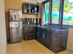 Kuchyň nebo kuchyňský kout v ubytování Carstenzs Home Kuta