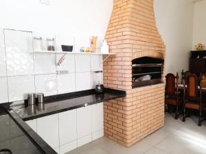 a kitchen with a brick oven in a room at Casa Loft da Orla in Barra Bonita