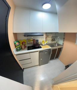 vista sul soffitto di una piccola cucina con armadietti bianchi di Gold House Oro a Hacienda Mera