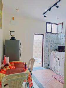 アガディールにあるQuiet Central Home Near Beach - High Speed WiFi, Free Parking & Private Entryの部屋にテーブルと椅子のあるキッチン