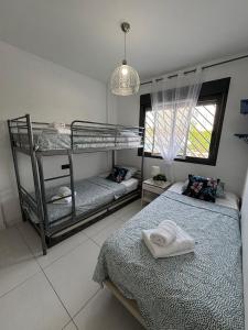 Postel nebo postele na pokoji v ubytování Bungalow La Zenia Oasis Beach + 32 fotografií