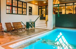 A piscina localizada em Hotel Fioreze Origem ou nos arredores
