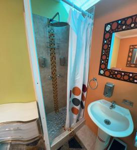 un baño con ducha y lavabo en Gold House Premium, en Hacienda Mera