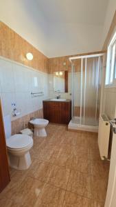 a bathroom with two toilets and a shower at Villa Dafni Malama in Paralimni +13 photos