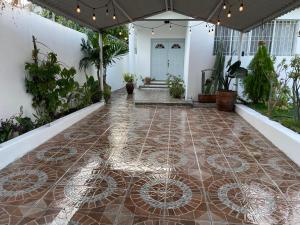 a hallway with a tile floor in a house at Casa Maya en el mejor lugar de Puerto Escondido in Puerto Escondido