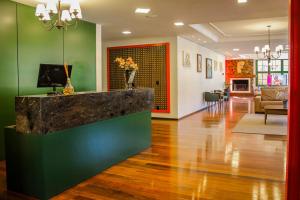 Uma TV ou centro de entretenimento em Hotel Fioreze Origem