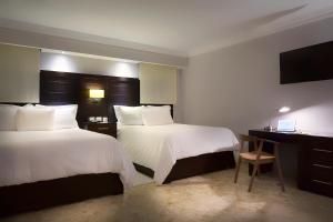 Postel nebo postele na pokoji v ubytování Plaza Florida Suites + 19 fotografií