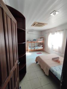 ein kleines Schlafzimmer mit einem Bett und einem Fenster in der Unterkunft Casa de Temporada Preciosa in Novo Airão + 3 Fotos