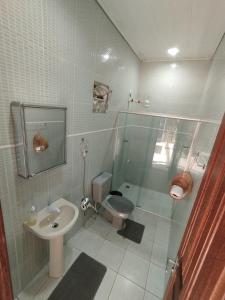 ein Badezimmer mit Toilette, Waschbecken und Dusche in der Unterkunft Casa de Temporada Preciosa in Novo Airão