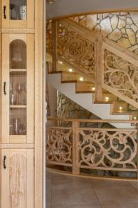 een kamer met een houten muur en een trap bij Rezydencja Sywarne Lux Spa in Kościelisko