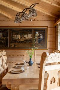 een houten tafel met een vaas erop bij Rezydencja Sywarne Lux Spa in Kościelisko