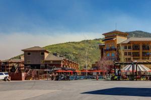 a town with a mountain in the background at Park West Village 3953 in Park City