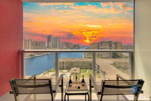 Balkón nebo terasa v ubytování Spectacular Apartment Beachwalk Bliss Pool Gym