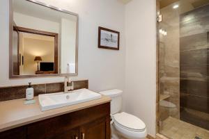 Un baño con inodoro, lavabo y ducha. en Expansive Luxury Condo - Downtown - Summer AC, en Steamboat Springs 27 fotos más