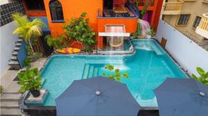 an overhead view of a swimming pool with umbrellas at Zihua Mia Hotel Boutique in Zihuatanejo