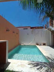 a swimming pool in front of a building at Departemento El tuch in Campeche