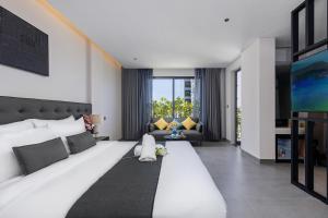 TV a/nebo společenská místnost v ubytování JBAY Beachfront Boutique Hotel