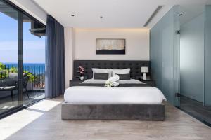 Postel nebo postele na pokoji v ubytování JBAY Beachfront Boutique Hotel + 37 fotografií