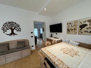 a living room with a table and a couch at Appartamento Continental - 8 posti letto in San Vito di Cadore