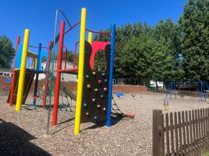 Herní místnost nebo prostor pro děti v ubytování Dottys van warden springs caravan park