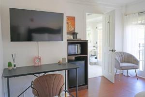 a living room with a table with two chairs and a television at Santa Rosa Stonehouse Private Wine Country Retreat! in Bak