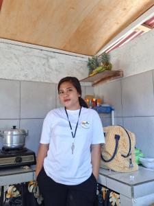 吉利阿尔SOLLA_Homestay的站在厨房里,手臂交叉的女人