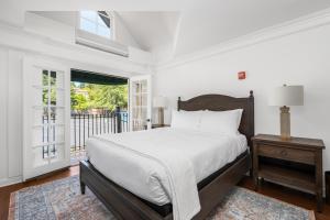 a white bedroom with a bed and a window at Santa Rosa Stonehouse Private Wine Country Retreat! in Bak