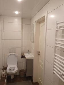 Koupelna v ubytování 80m2 Garten-Duplexwohnung in Altperlach + 21 fotografií