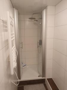 Baðherbergi á 80m2 Garten-Duplexwohnung in Altperlach