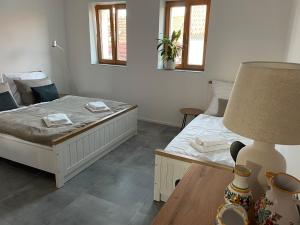 Postel nebo postele na pokoji v ubytování Penzion U Blechy a Švába