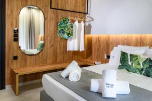 sypialnia z łóżkiem, lustrem i ręcznikami w obiekcie Vintage City Apartments w Chanii +37 zdjęć
