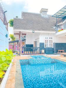une piscine au milieu d'une maison dans l'établissement Villa Kota Bunga Aeshtetic By akuvilla, à Cikundul