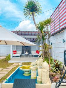 une cour arrière avec une piscine avec une fontaine dans l'établissement Villa Kota Bunga Aeshtetic By akuvilla, à Cikundul 22 autres photos