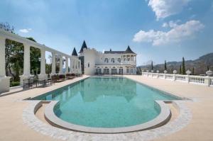 a large swimming pool in front of a mansion at เดอะบลูสกายเขาค้อโซนปราสาทJeab in Ban Lam Ri +29 photos