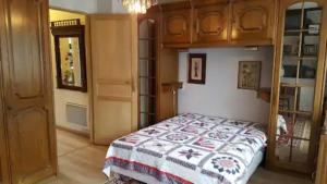 a bedroom with a bed with a wooden canopy at maison rurale rez de chaussée in Argentat