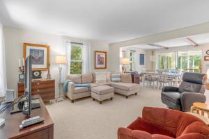 O zonă de relaxare la Bike trail, Tennis Court, Surrounded by nature