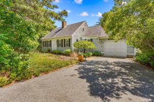 O grădină în afara Bike trail, Tennis Court, Surrounded by nature