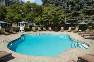 Bazén v ubytování Residence Inn by Marriott Mont Tremblant Manoir Labelle nebo v jeho okolí