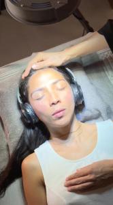 une femme allongée sur une table avec un casque sur la tête dans l'établissement Aldea Colibri, à Macario Gomez